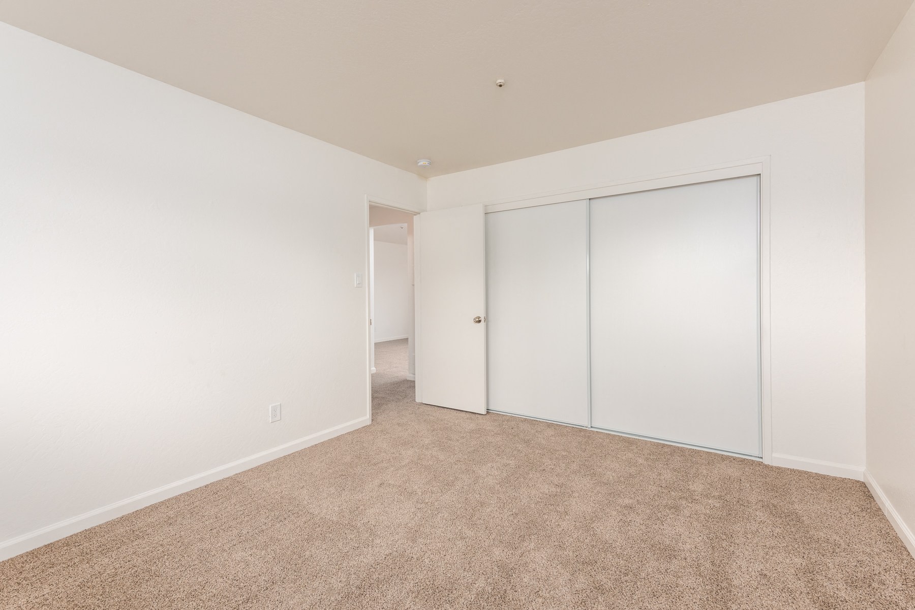 Los Robles Apartments photo 2